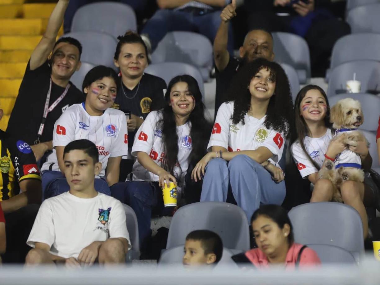 Aficionados que llegaron desde temprano al sector de silla. Ellos llevaron inclusive a su mascota.
