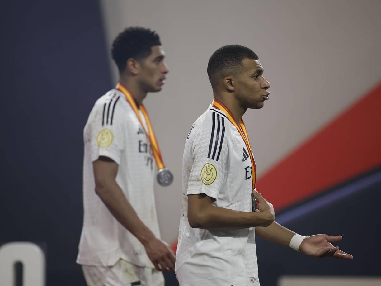 Kylian Mbappé y Jude Bellingham pasaron a recoger sus medallas de subcampeones y se las dejaron colgadas en el cuello.