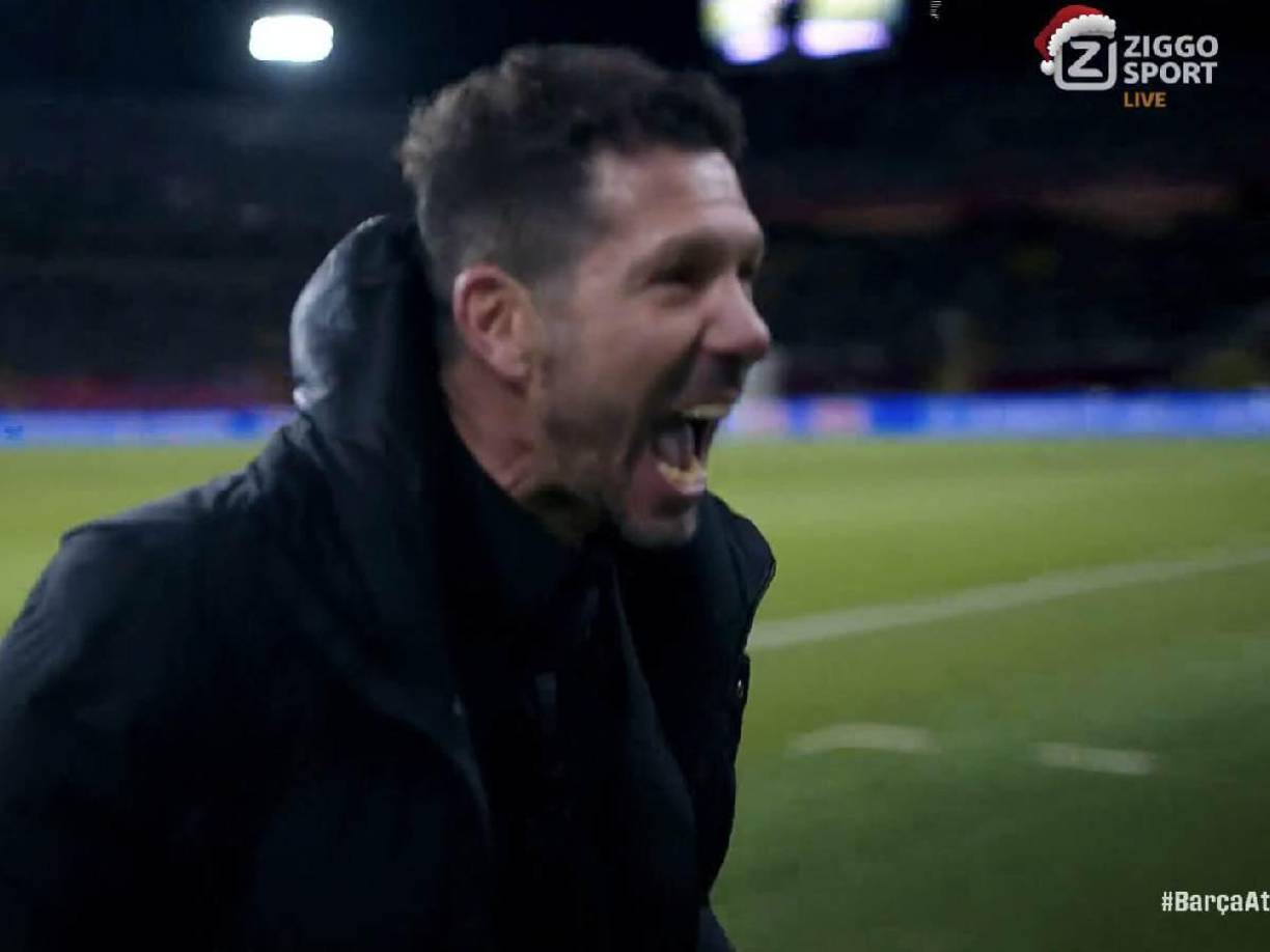 Diego Simeone tampoco pudo pudo ocultar su emoción y saltó al terreno de juego tras la remontada de su equipo.