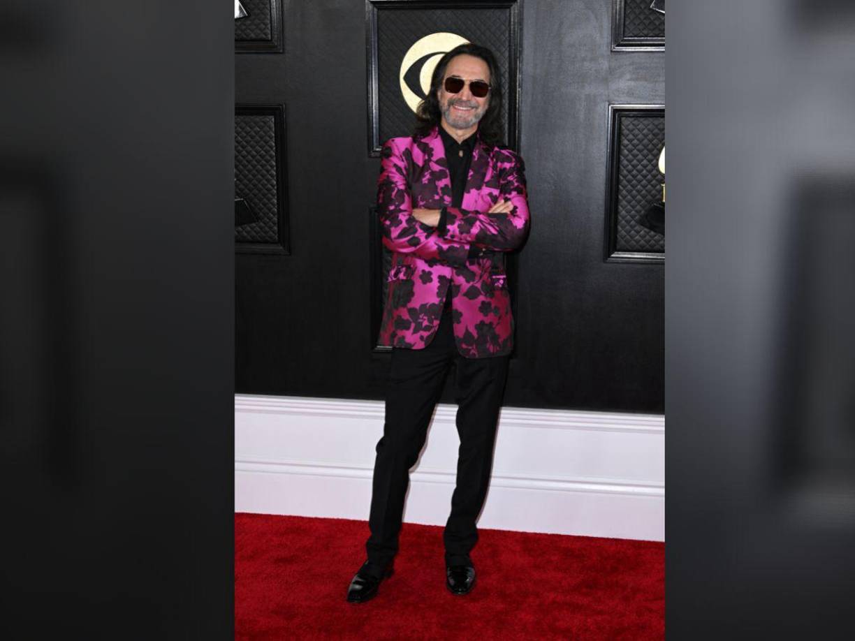 Marco Antonio Solís optó por un traje con flores negras y rosa.