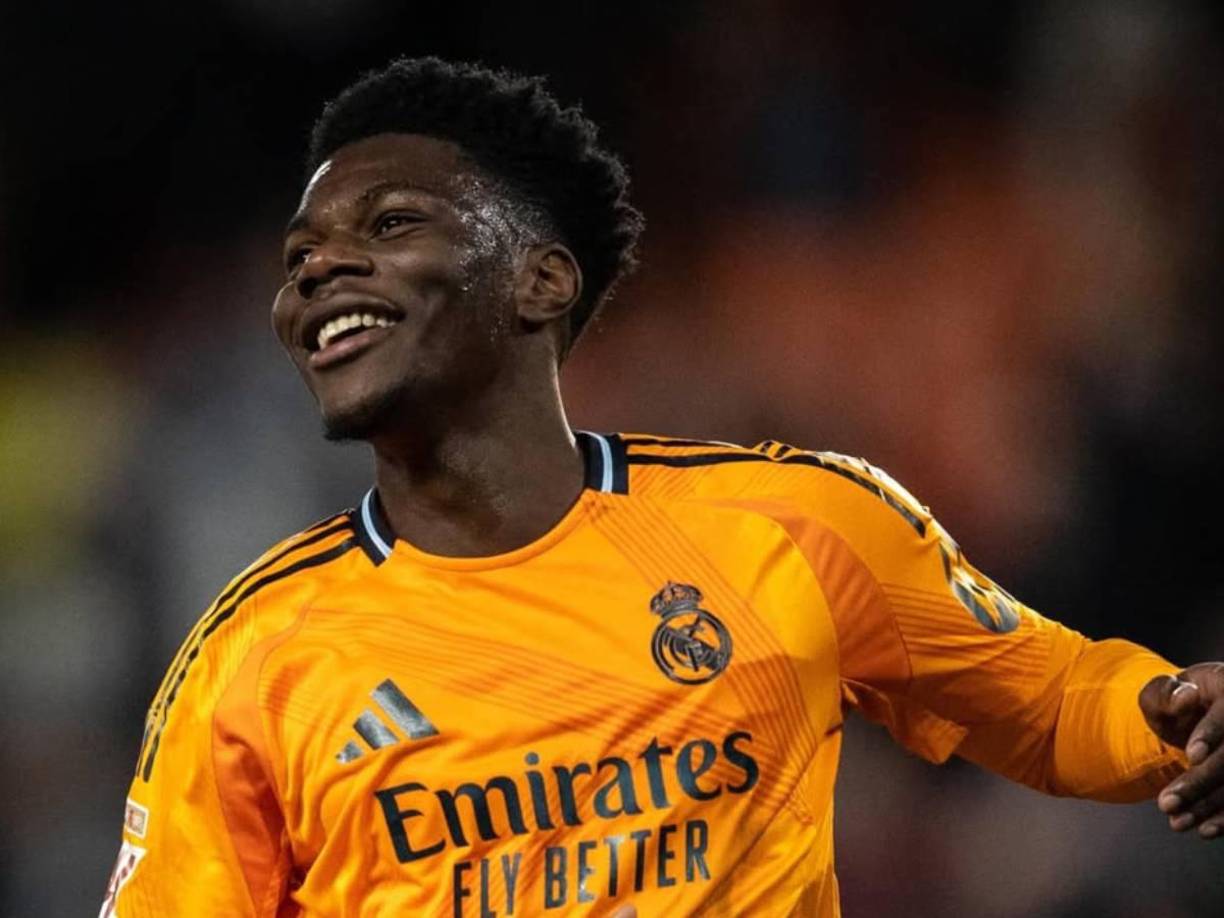 El Manchester City ha puesto a disposición de Pep Guardiola fondos en caso de que quiera fichar a Aurélien Tchouaméni, procedente del Real Madrid, según Football Insider. Hay que recordar que el francés está siendo muy criticado por los aficionados de la Casa Blanca por bajos rendimientos. El jugador tiene un precio de 100 millones.