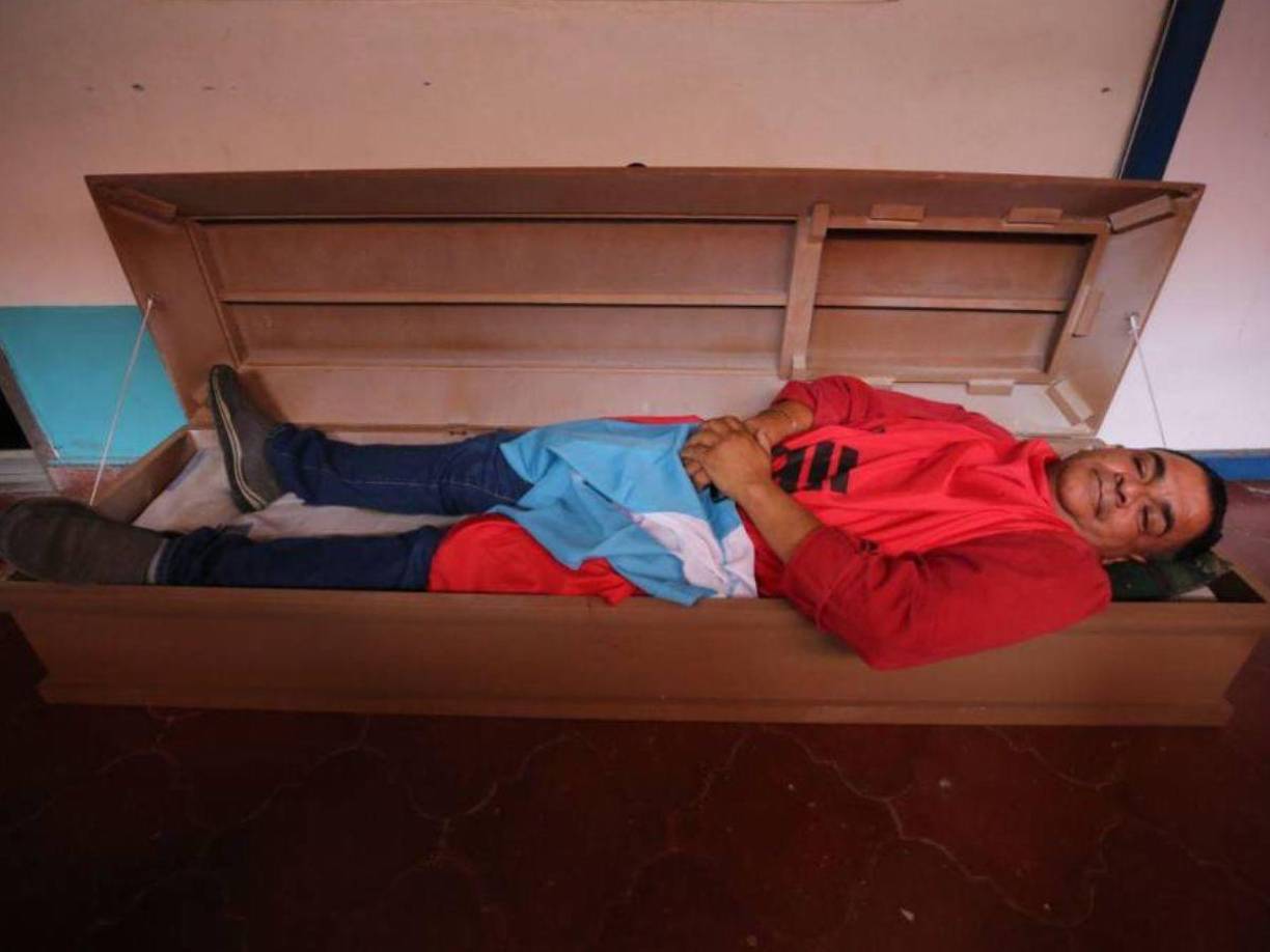 La protesta fue pacífica aunque el maestro Wilton Gómez con las banderas de Honduras y del partido Libertad y Refundación (Libre) y adentro del ataúd, la hizo peculiar.