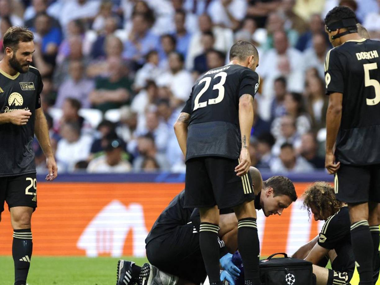 Futbolistas del Unión Berlín se preocuparon por su compañero Alex Král ya que se quejó del dolor tras la brutal falta.