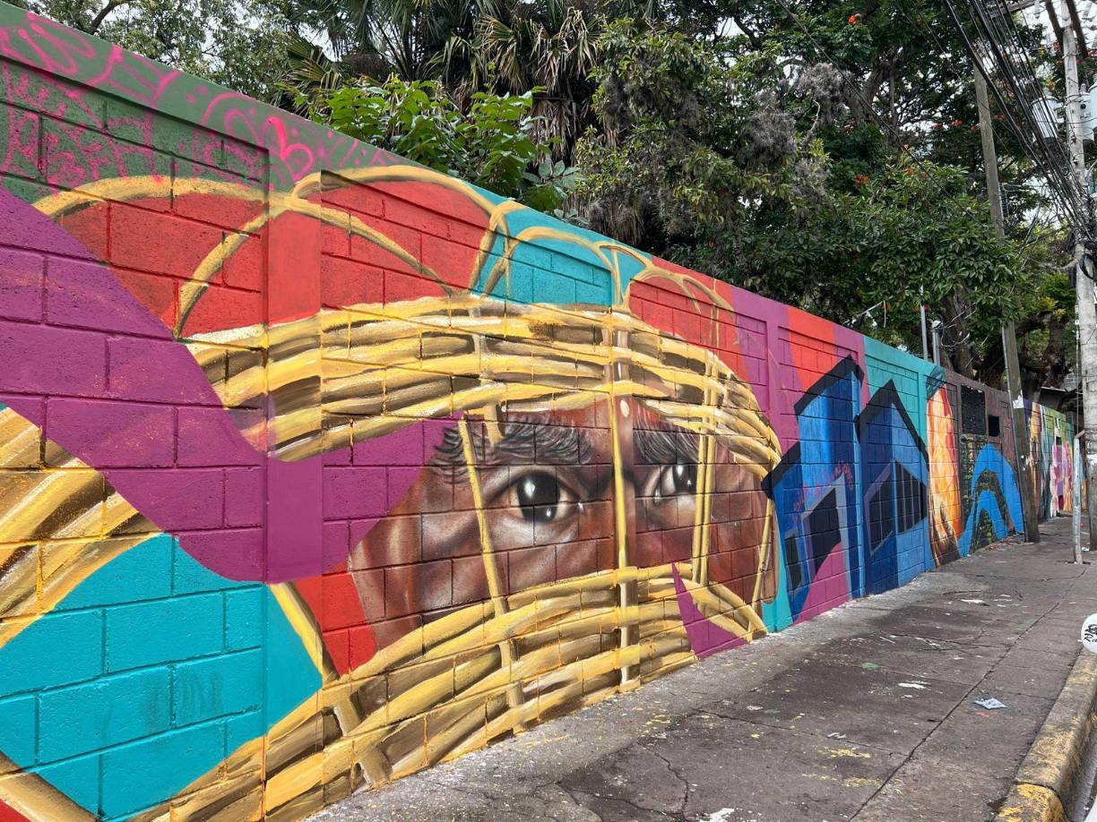 El mural no solo embellece el espacio sino también el entorno devolviéndoles la dignidad a través de la alegría y el intercambio de experiencias. 