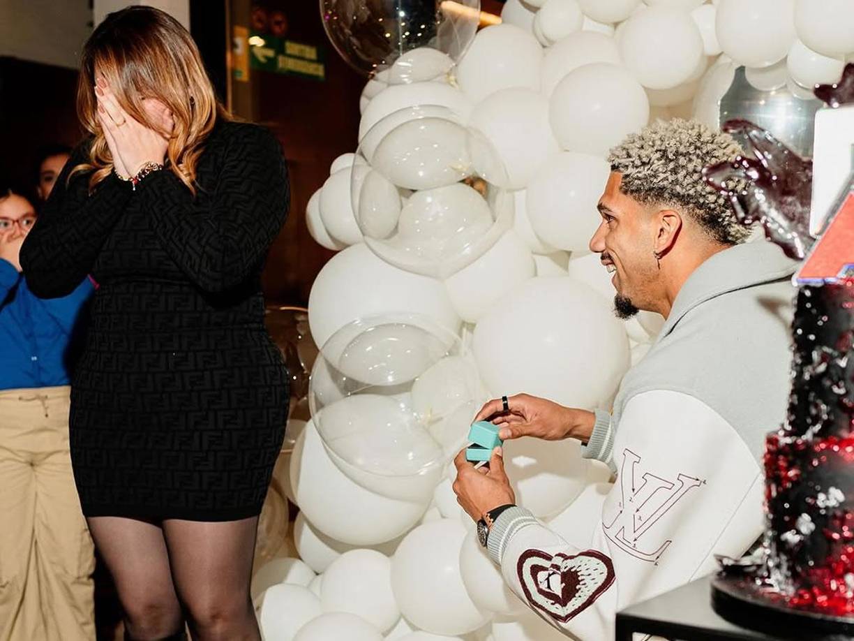 El uruguayo ha celebrado su renovación con el Barcelona por todo lo alto. Tanto así que le ha pedido matrimonio a su pareja Abigail Oliveira.