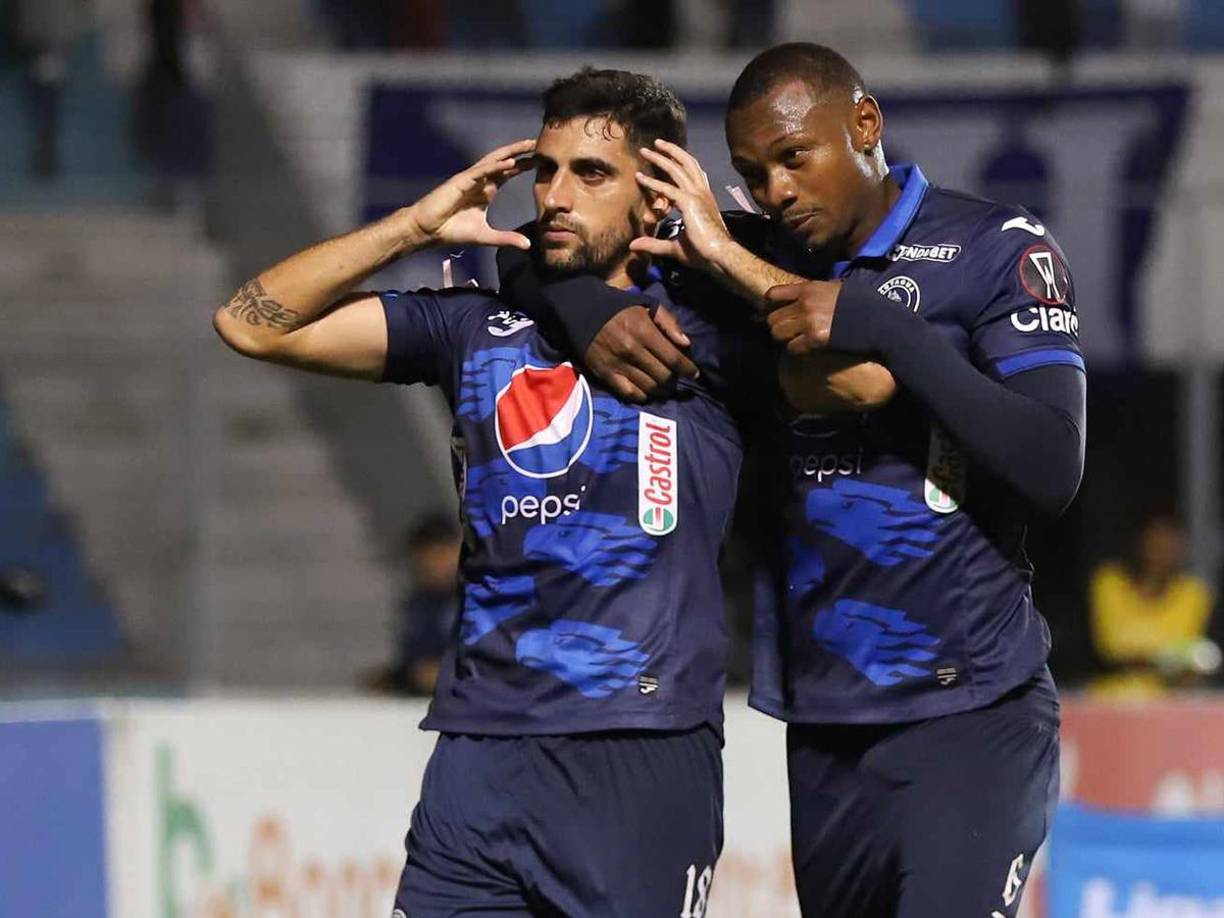 Lucas Campana celebrando su gol de penal. 