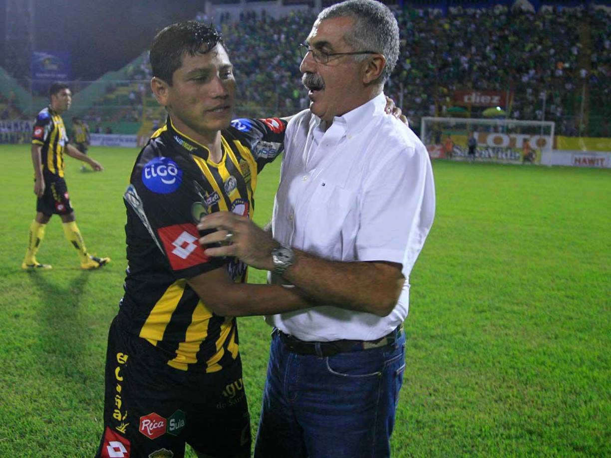”Pescado” Bonilla con la camiseta del Real España en un clásico sampedrano ante Marathón. En la imagen se da un abrazo con Manuel Keosseián, estratega que lo dirigió en el club verde.