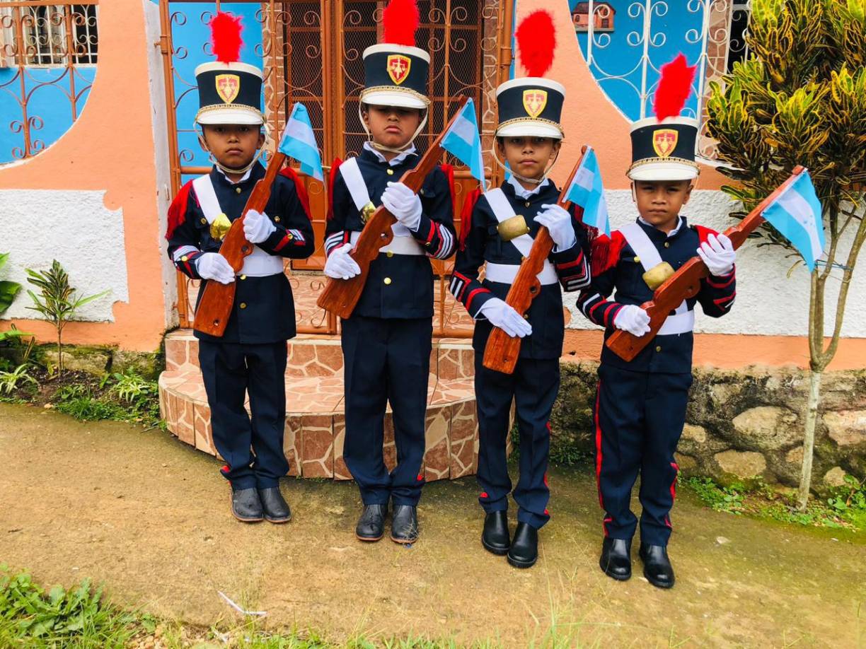 Pequeñitos vestidos como cadetes de la Academia Nacional de Policía (Anapo). 