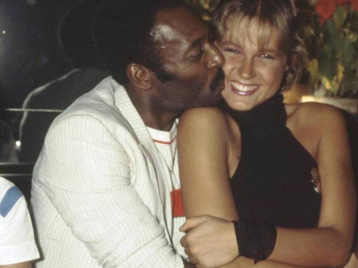 No obstante, ellas no fueron las únicas. Son conocidos sus sus romances con la cantante brasileña Xuxa y tuvo relaciones formales con dos reinas de belleza en los ochenta, reportó Milenio.