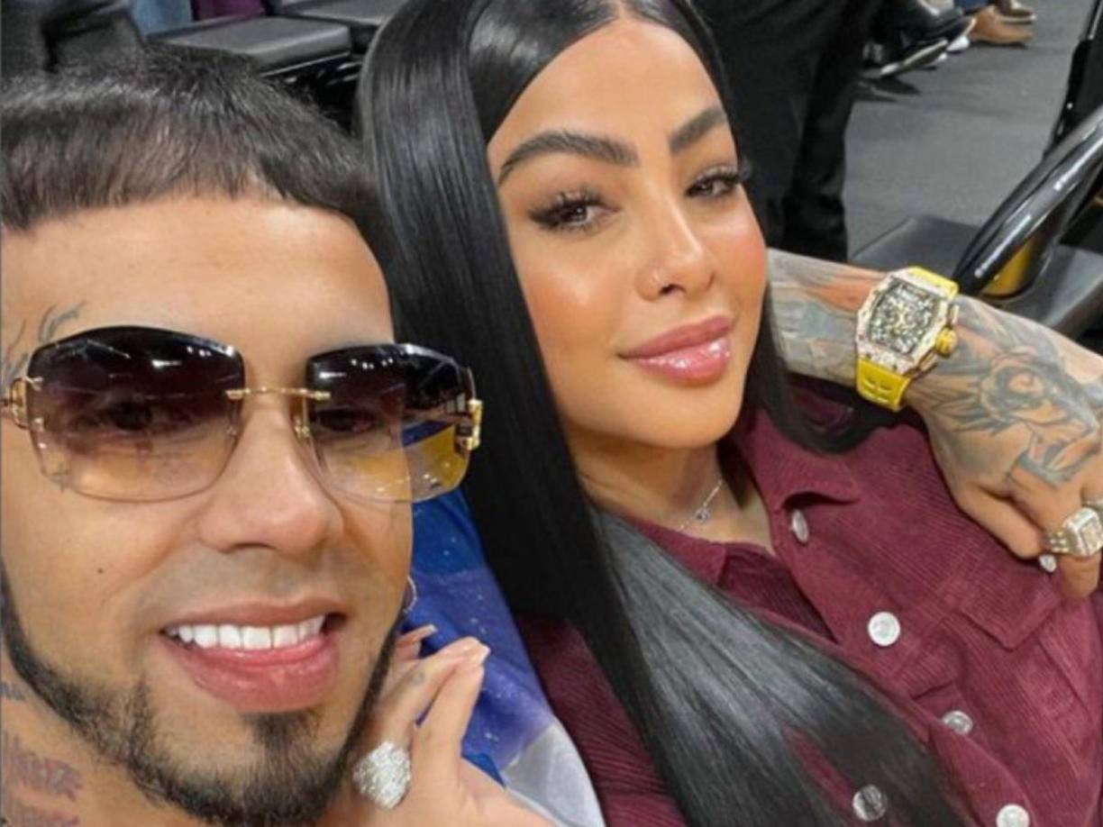 Aunque la foto de la bebé está tapada para respetar su privacidad, notamos que su mamá estaba tan guapa como siempre– su maquillaje estaba tan perfecto como si no hubiera estado en pleno alumbramiento.