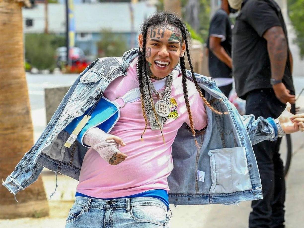 El pasado jueves, Tekashi fue acusado por el rapero Diamond La Mafia de presuntamente haber atacado a golpes a varios miembros de su equipo de trabajo y a Yailin en República Dominicana.