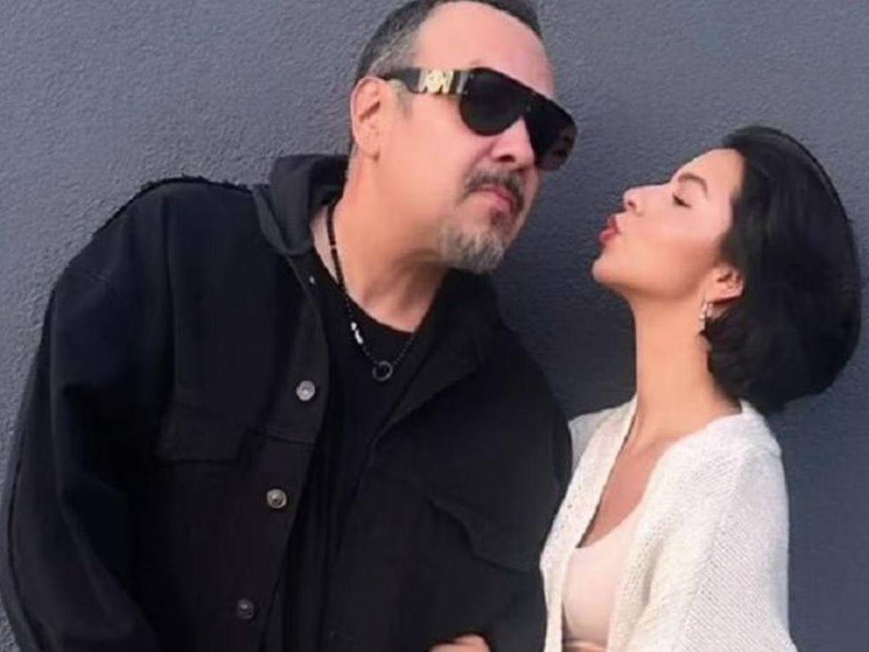 La negativa de Pepe Aguilar a dar declaraciones sobre la relación de su hija Ángela desató el rumor de que podría estar en desacuerdo, sin embargo, la boda de la cantante con Nodal lo aclaró todo ya que el también productor compartió un tierno mensaje dedicado a la pareja junto a una serie de fotografías de la nueva familia.