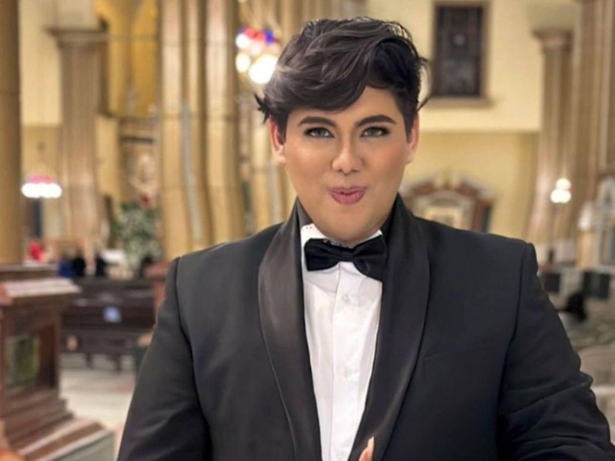 “Vemos a esta muchacha con un jumpsuit, con una corona y con la Bandera Nacional, vistiéndola, Dios mío de mi vida”, criticó.