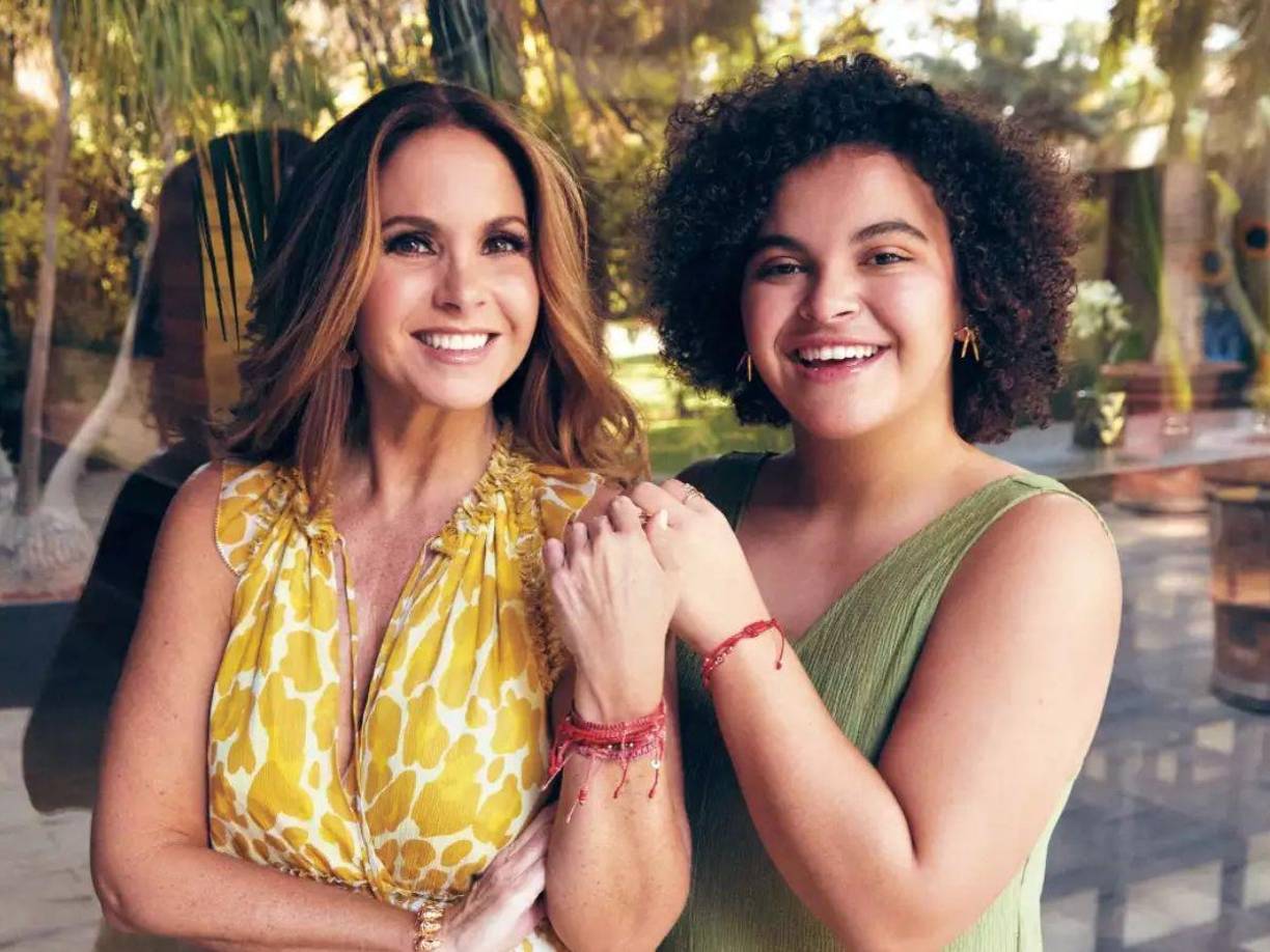 “¿Mijares te dedicó su nuevo álbum?”, le preguntó Lucerito Mijares a su mamá, por lo que de inmediato le respondió en un tono irónico: “¡Sí!”. Después de un momento de silencio, la hija de la pareja, echó por tierra este rumor: “¿Cómo le va a dedicar el disco?, ¿cómo?”.