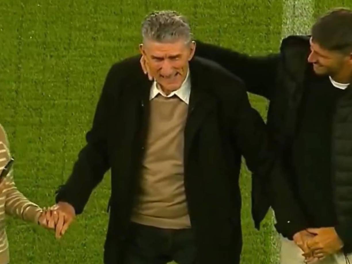 El entrenador con pasado en San Lorenzo y la Liga de Quito recibió un emotivo homenaje en Ecuador y sus familiares explicaron cómo está su salud. 