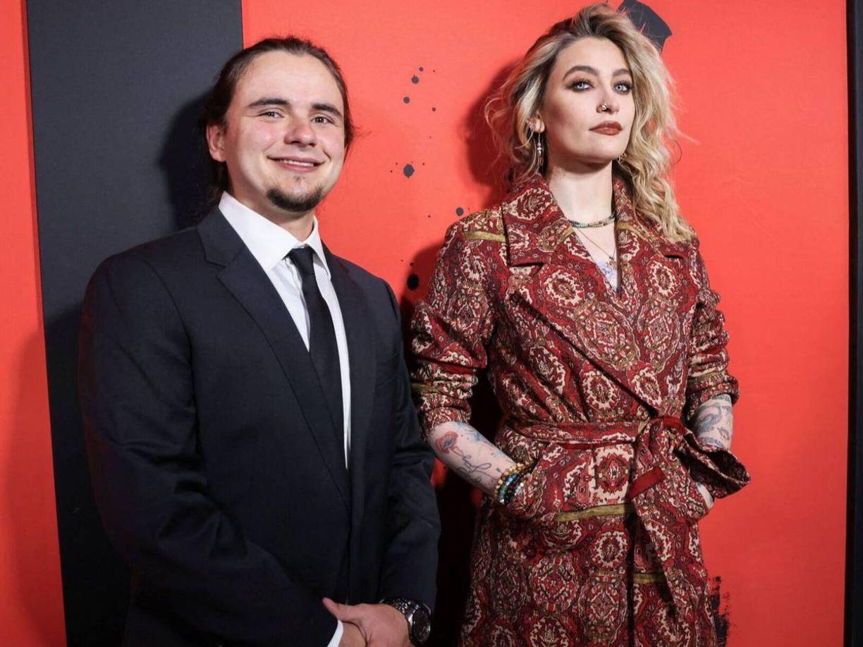 ¿Recuerdan al pequeño bebé que casi tira por el balcón Michael Jackson? Se llamaba Blanket (manta) y ahora se presenta como Bigi, y aunque pareciera ser el más discreto de los tres, ha cobrado protagonismo en la batalla legal. A finales de marzo, el joven solicitó ante un tribunal que su abuela deje de gastar fondos del patrimonio del cantante en su batalla contra los albaceas. Lo que ha complicado aún más la trama.Fuente: Vanidades