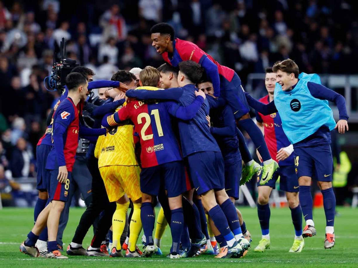 Los jugadores del Barcelona celebraron en el campo del Bernabéu la victoria por goleada sobre el Real Madrid.