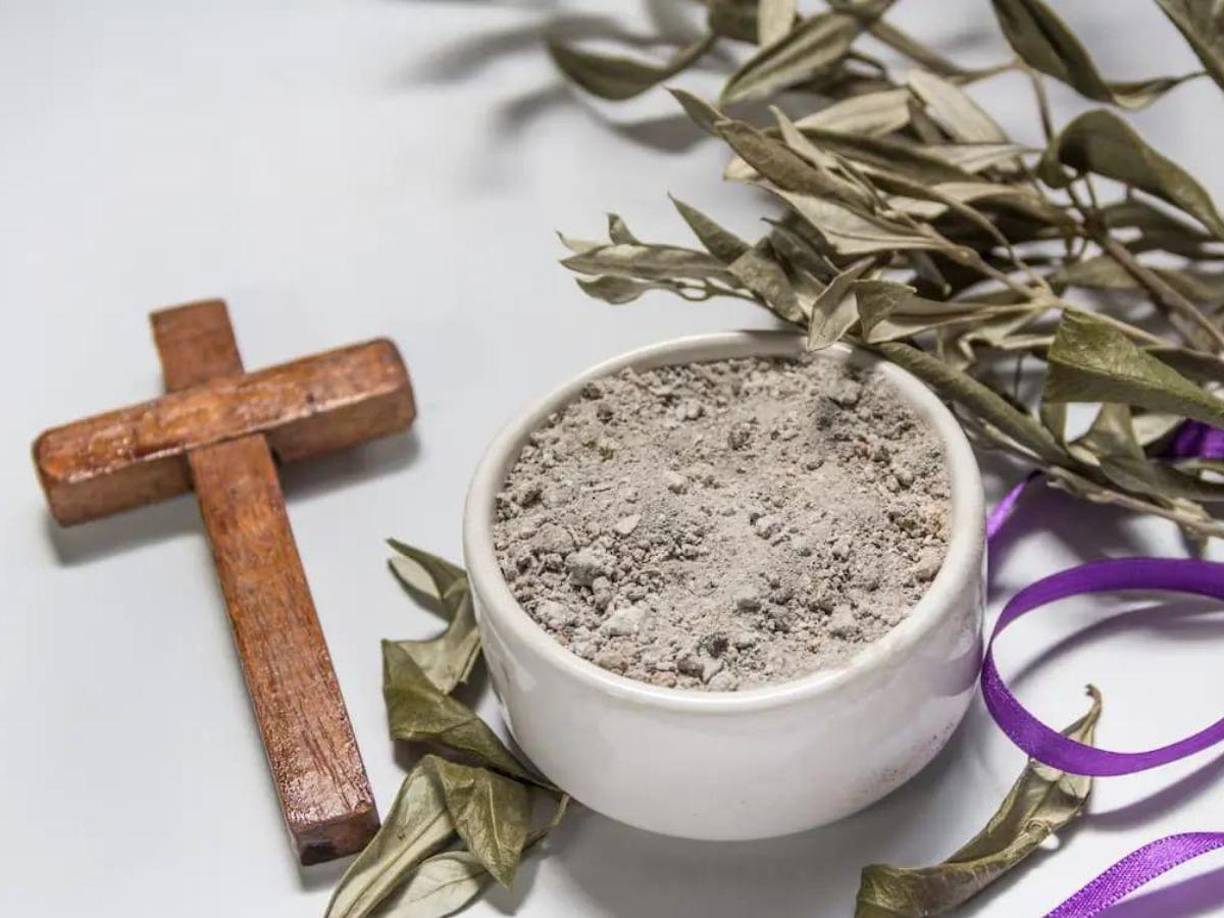 La cruz de ceniza que marca la frente de los fieles representa la mortalidad y la penitencia por sus pecados.