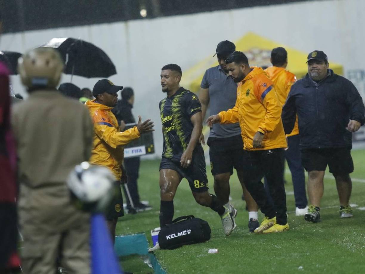 Bryan Acosta salió y su lugar es ocupado por Darixon Vuelto en el primer cambio de Real España.