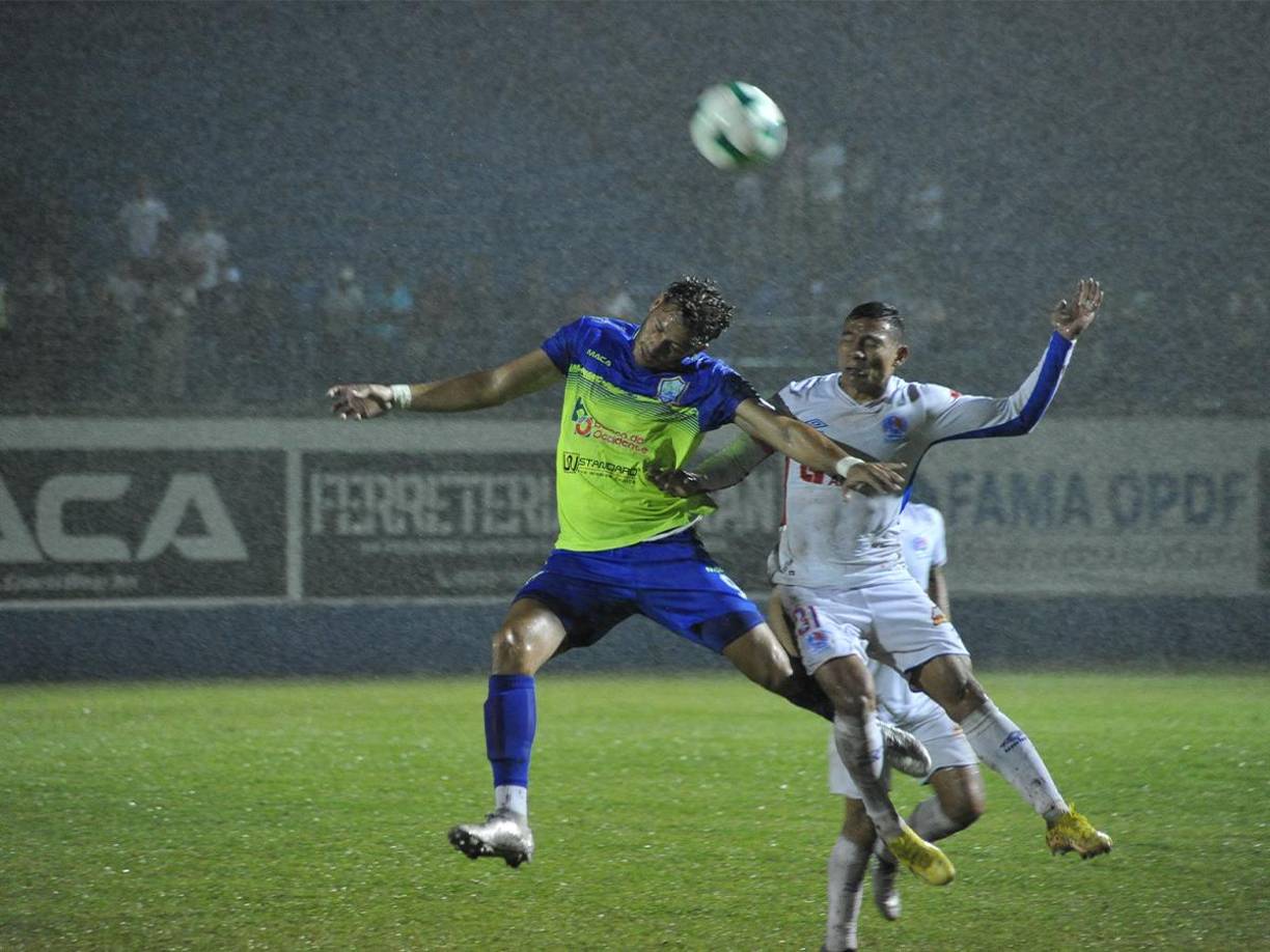 Olancho FC y Olimpia se enfrentaron en el estadio Juan Ramón Brevé bajo una intensa lluvia. 