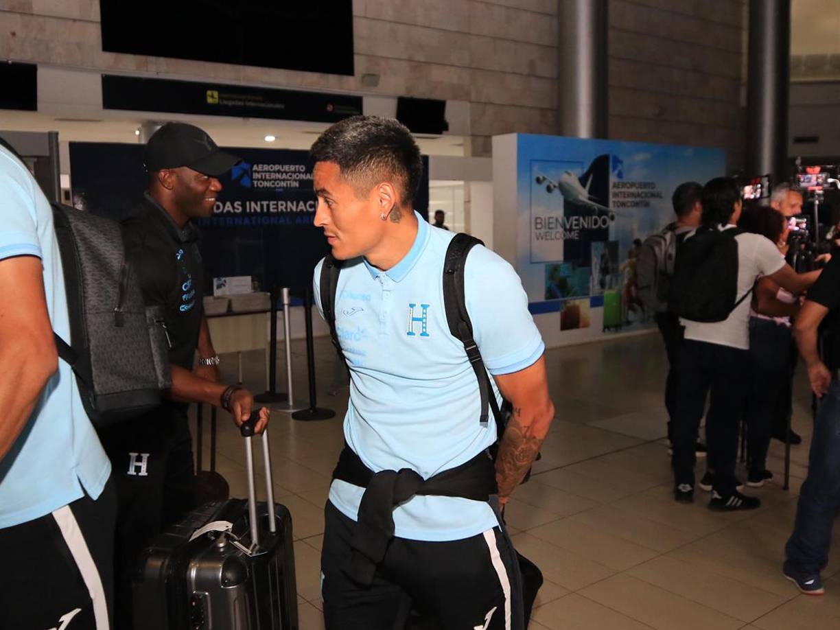 Los seleccionados arribaron al aeropuerto con rostros de cansancio, pero con la mirada puesta en el choque ante Granada, partido que se jugará este martes 12 de septiembre en Tegucigalpa.