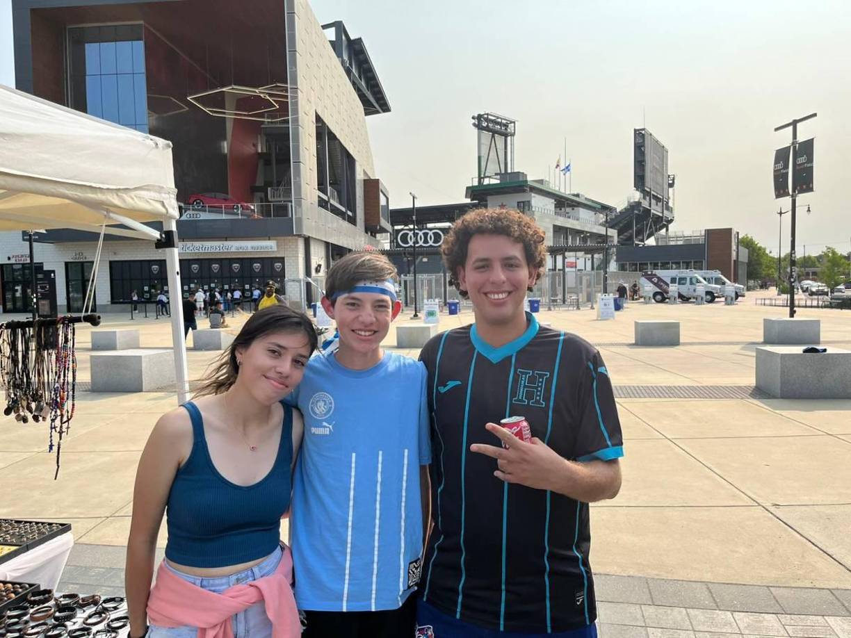 Tres chicos hondureños posaron para el lente de nuestro corresponsal Jorge Cardona.