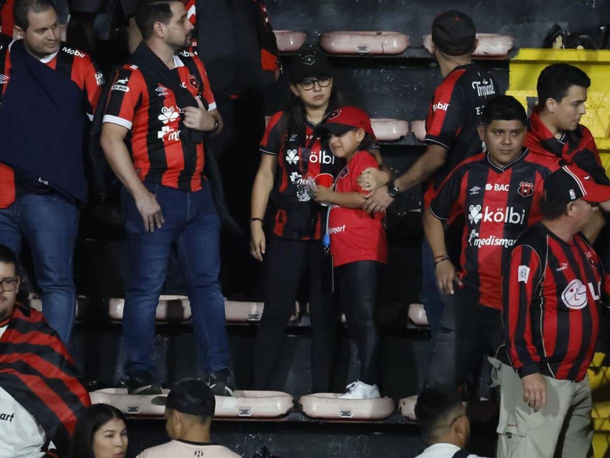 Los aficionados leales del Alajuelense son los que más sufrieron por la derrota. Una niña llora tras el final del partido.