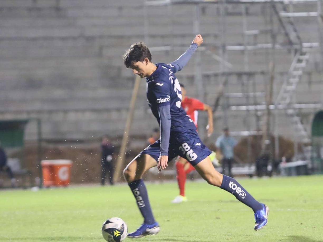 Mathías Vázquez, hijo del entrenador Diego Vázquez, también jugó algunos minutos ante la Real Sociedad.