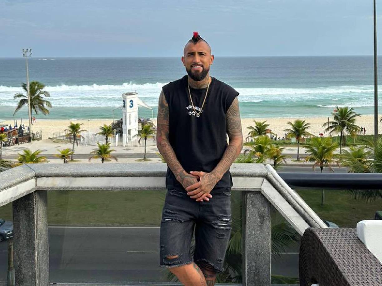 La joven, de aproximadamente 22 años, habría llegado acompañada por amigas, pero posteriormente se quedó sola y en un estado en el que “le costaba hablar y mantenerse en pie”.