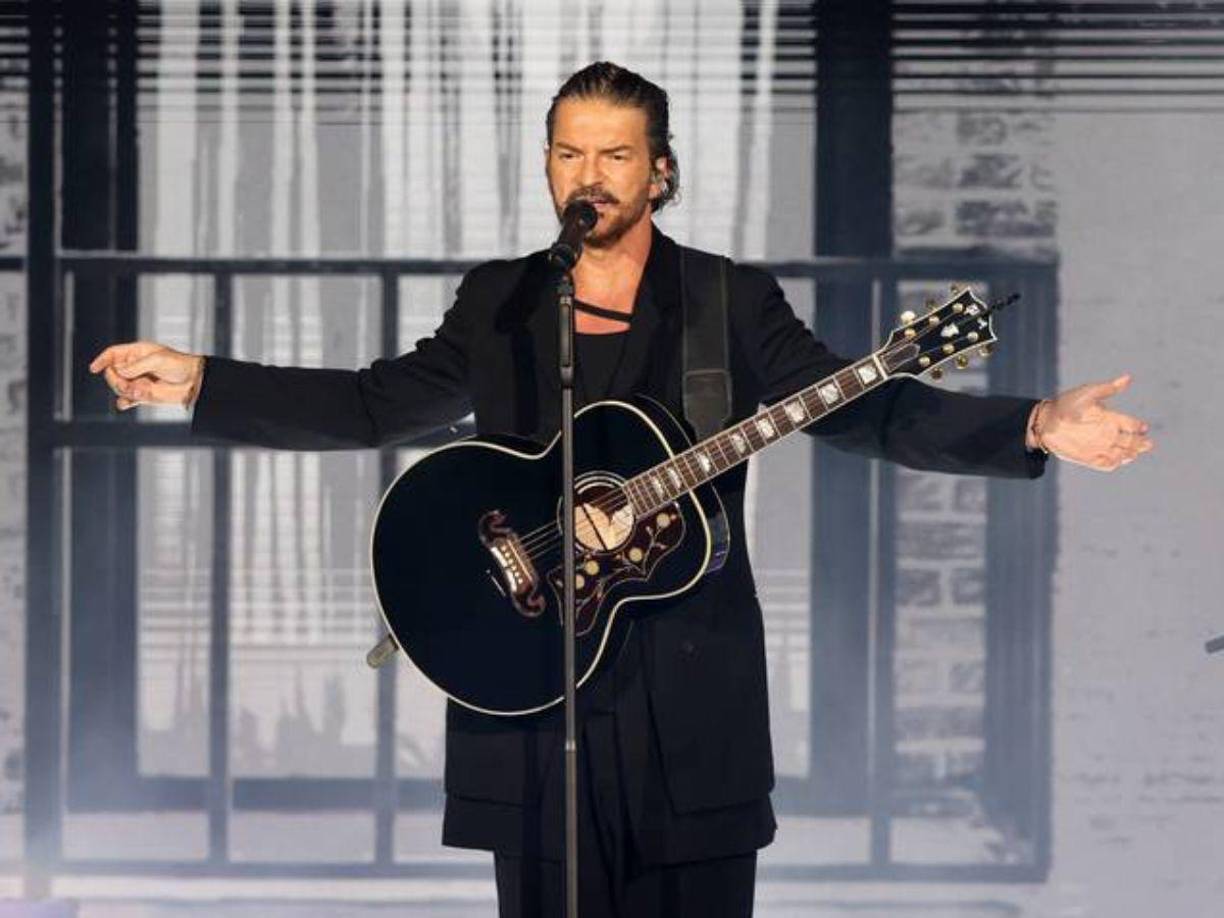 Diversos medios aseguran que el músico incluso llegó a dedicarle algunas de sus canciones. “Desnuda” y “Santo Pecado” son dos de ellas.