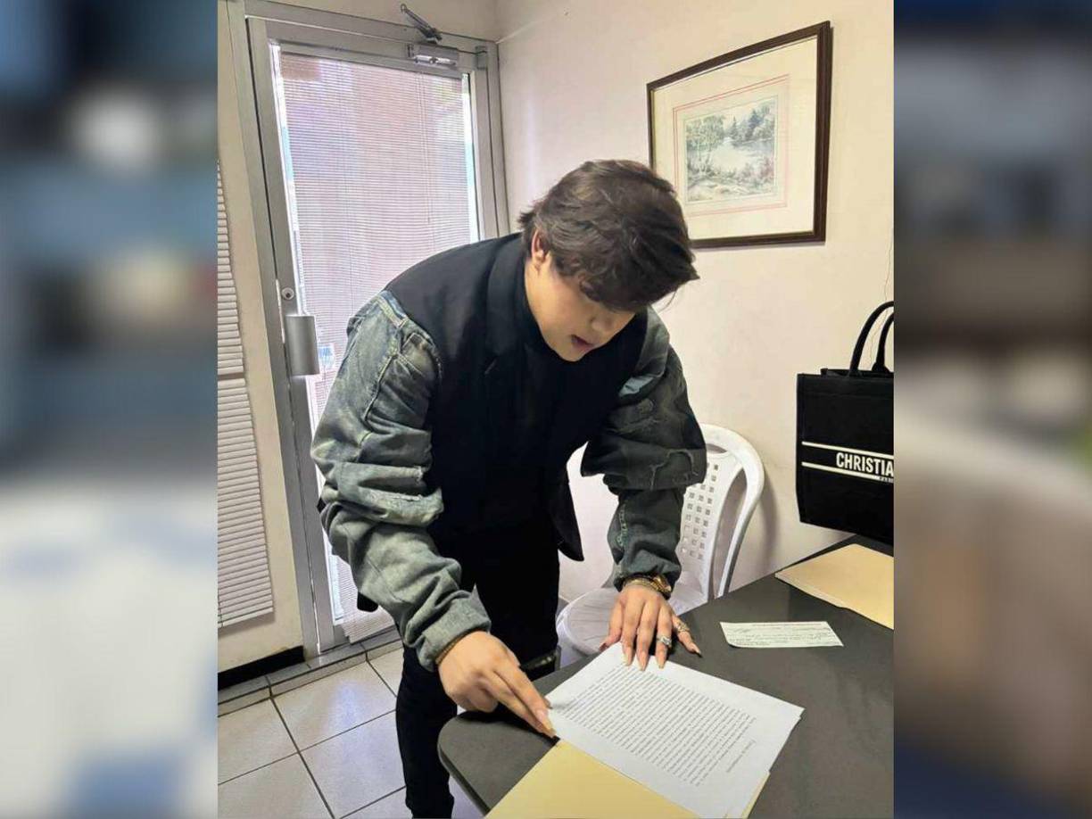 Sandrez mostró una fotografía en la que aparece firmando un contrato de su local. 
