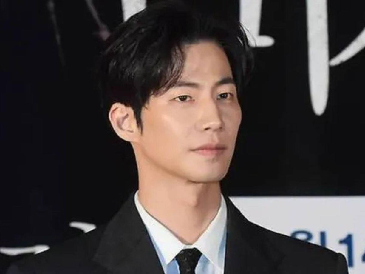 La mañana de este martes 12 de noviembre el mundo del entretenimiento y la actuación se vistió de luto después de que se confirmara el sensible fallecimiento del actor, Song Jae-rim, de 39 años. 