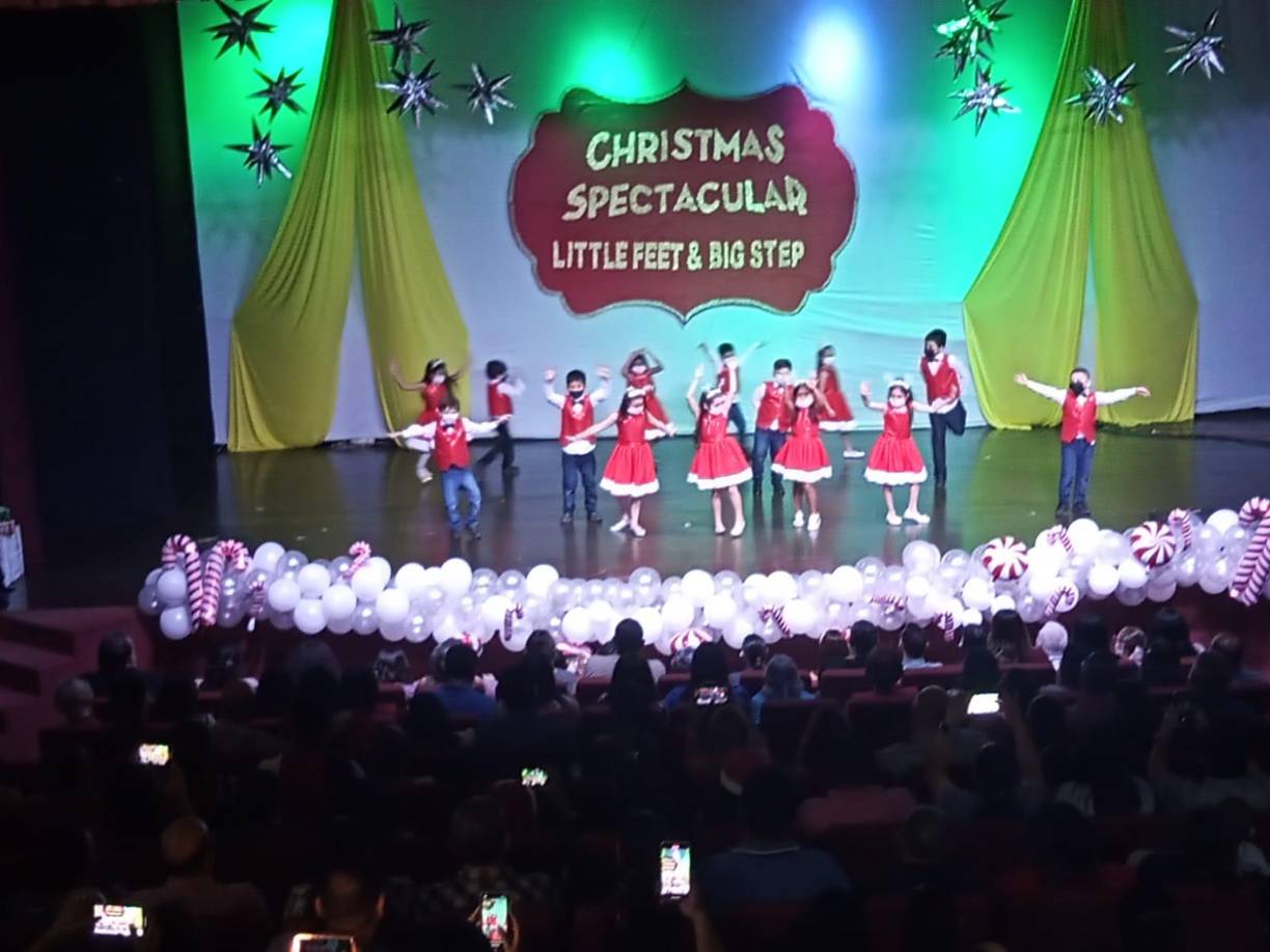 Los pequeños de primer grado durante su presentación.