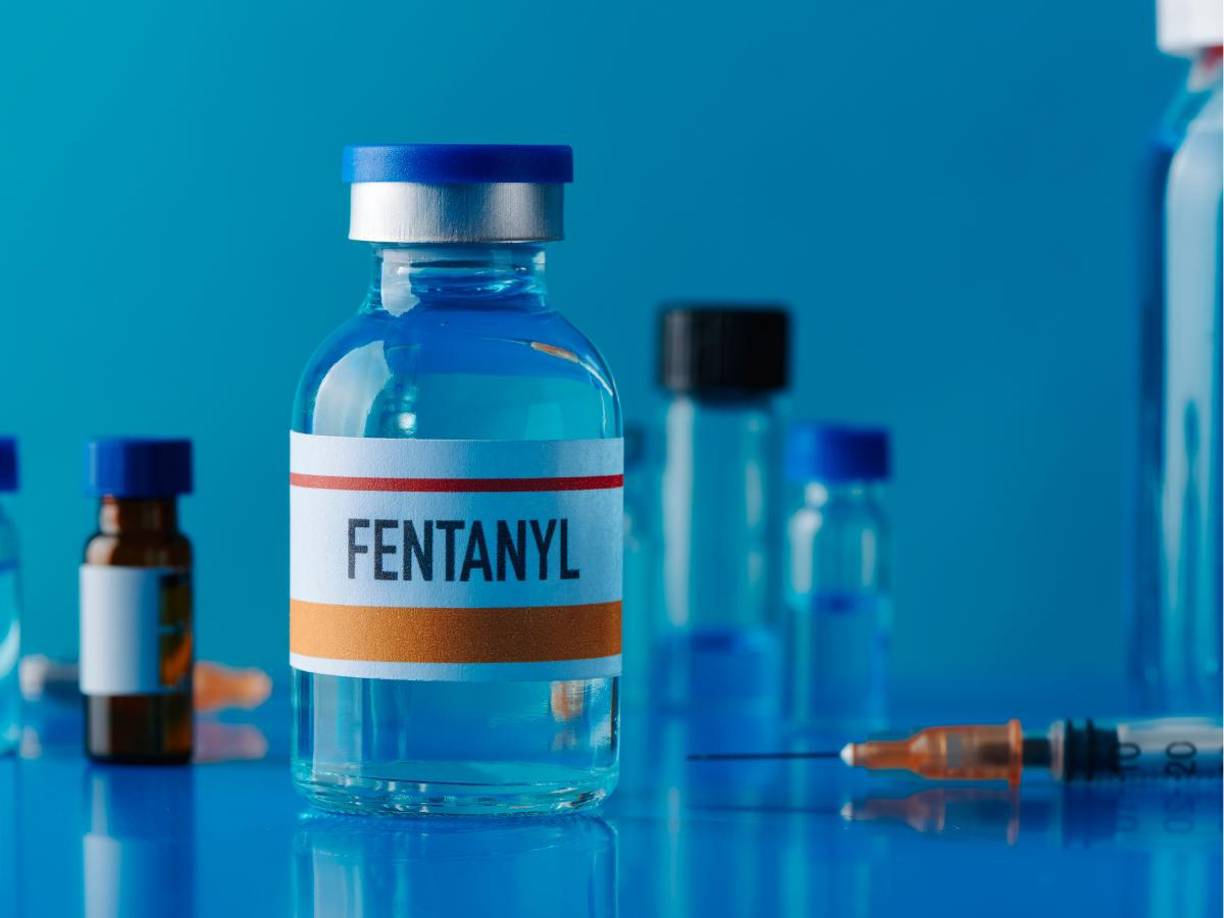 El fiscal federal Martin Estrada señaló que la acusación evidencia cómo la corporación y sus empleados obtuvieron beneficios económicos al suministrar materiales que han agravado la crisis de opioides en Estados Unidos. “Es fundamental responsabilizar a quienes están detrás de esta crisis que ha devastado comunidades”, afirmó.