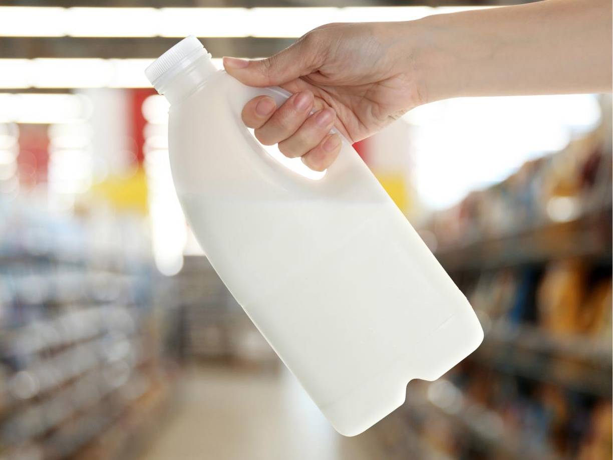 “Puedes buscar en la etiqueta el código que indica la planta de procesamiento. Así podrás averiguar de qué granja proviene la leche, incluso si eliges la opción más económica”, señaló.