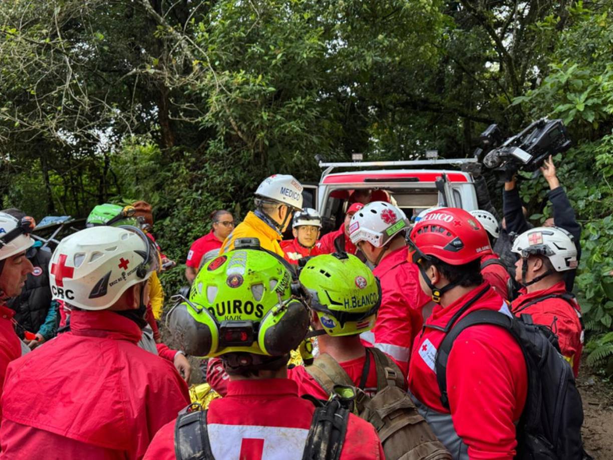El accidente ocurrió este lunes en una zona montañosa conocida como Pico Blanco, entre las localidades de Escazú y Santa Ana, en la provincia de San José (centro), cuando la avioneta perdió comunicación y desapareció del radar a eso de las 12:30 hora local (18:30 GMT).