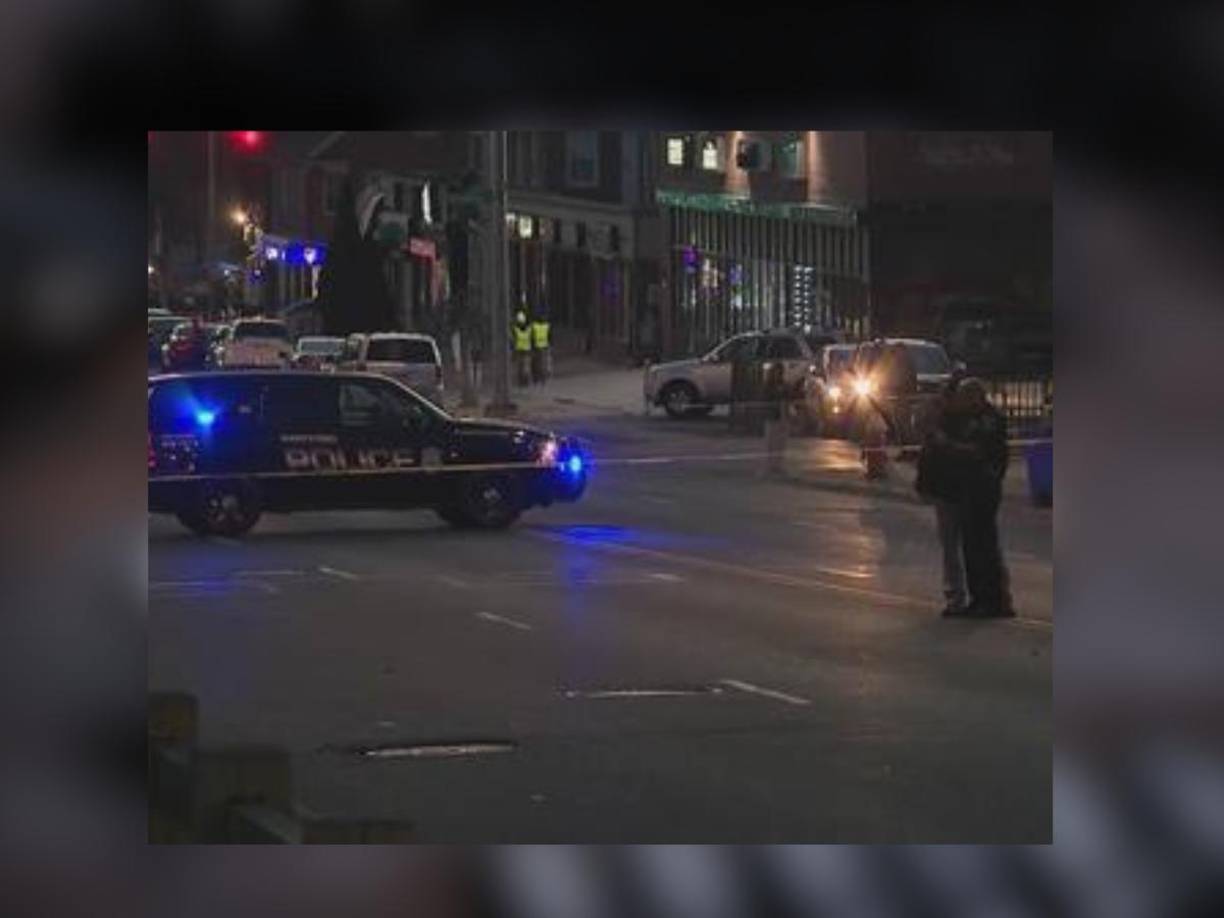 Según la información preliminar, alrededor de las 2:47 de la tarde las víctimas viajaban en auto junto a otro joven de 20 años, cuando de la nada otro automóvil empezó a dispararles, causándoles graves heridas.