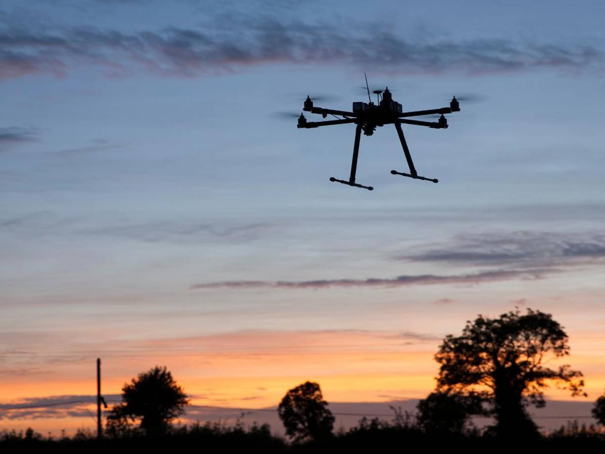 En Nueva Jersey, la policía del condado de Morris confirmó avistamientos constantes, con drones que aparecen desde el atardecer hasta el amanecer, incluso sobrevolando infraestructuras clave como el Picatinny Arsenal. 