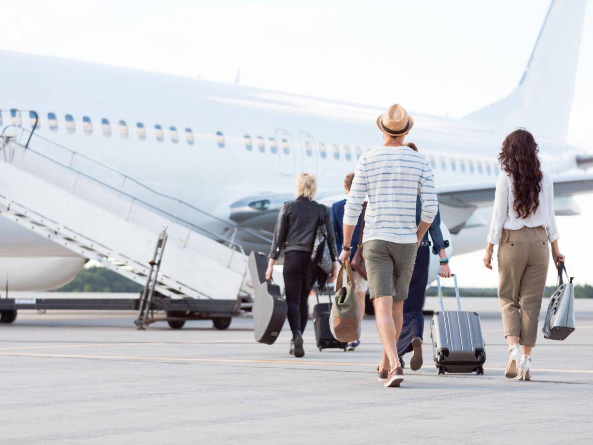 Al respecto establece que el pasajero debe estar dispuesto o ser capaz de estar sentado en un asiento y con el cinturón puesto durante el vuelo.