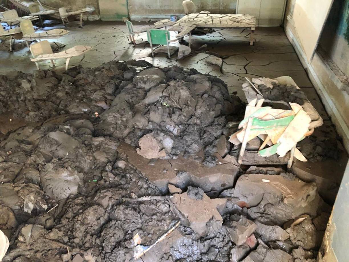 Fueron largas jornadas por parte de los docentes y padres para limpiar la escuela y la comunidad entera.