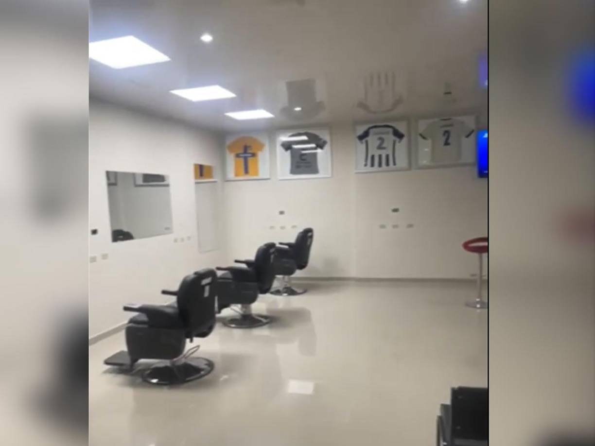 El local de Kevin Álvarez tiene tintes futboleros: “Así ves las camisas identifican o relatan mis comienzos; Olimpia, luego Europa, tengo la de Real España, la de la Selección y las puse aquí en el barrio porque aquí viví un buen tiempo”, confesó.