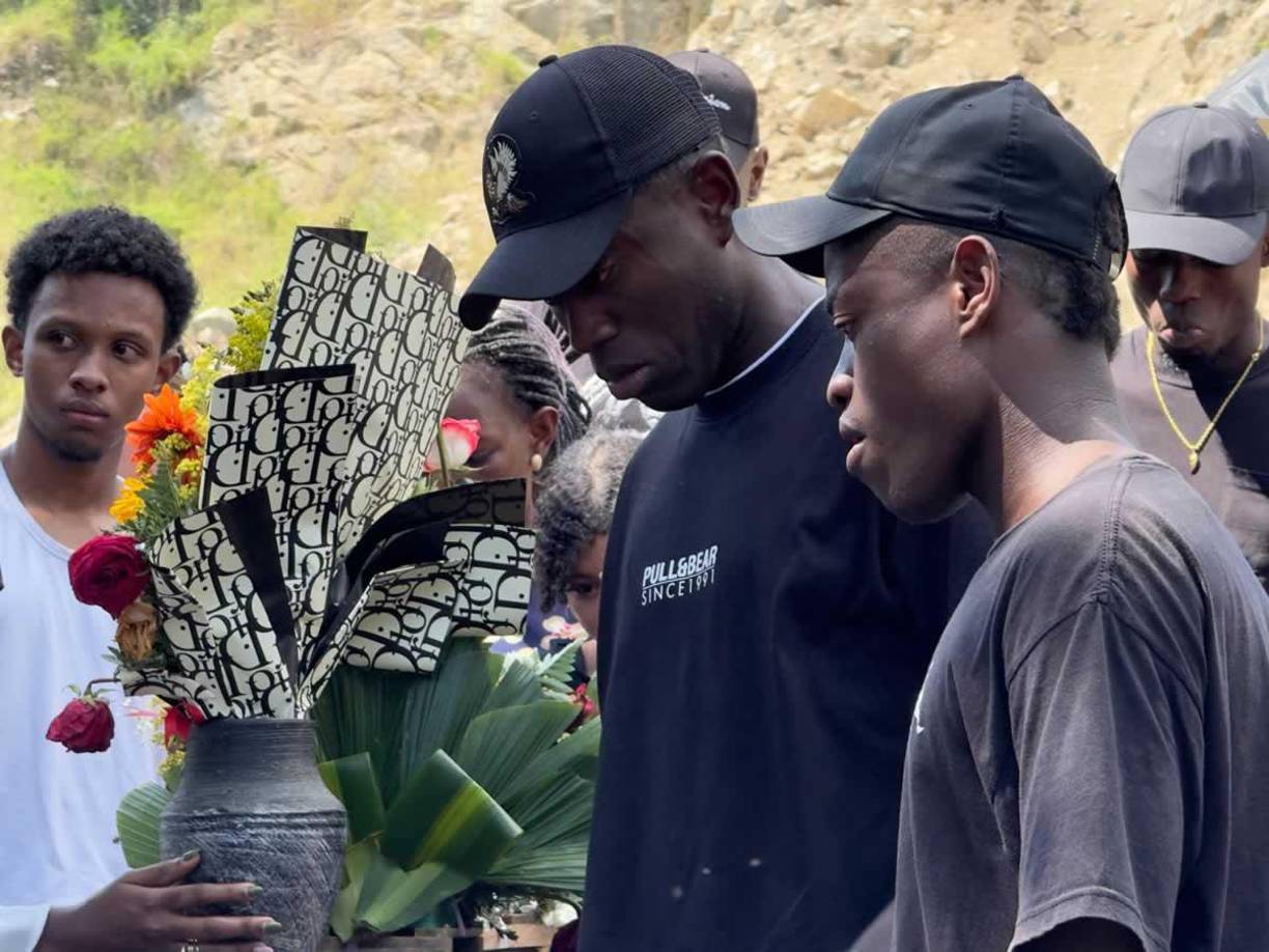 Wesly Decas se despidió de su madre, doña Rubenia entre llanto y con el apoyo de familiares y amigos.