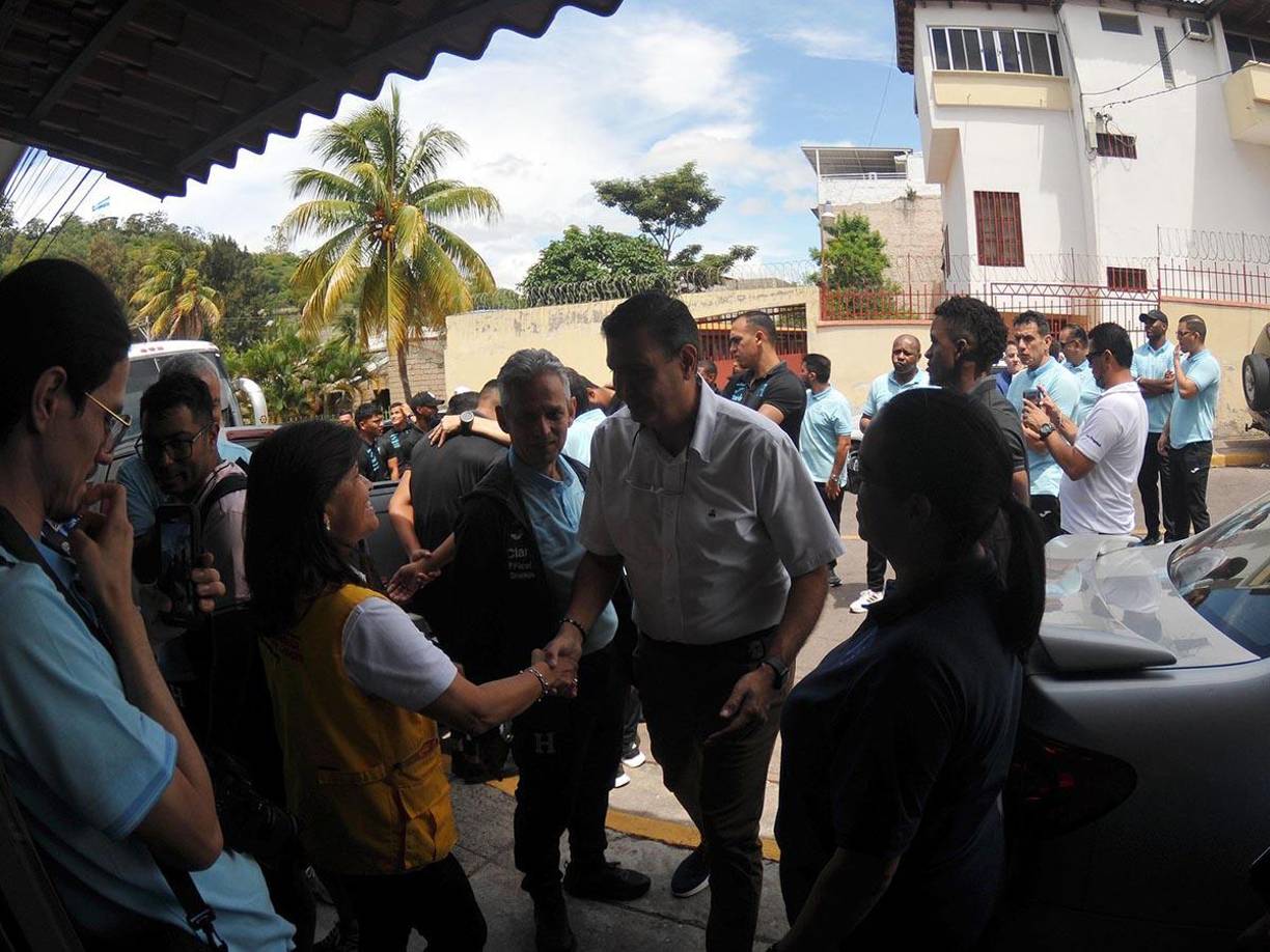 Jorge Salomón, presidente de la Fenafuth, en el momento que arribaba junto al resto de la delegación de la selección de Honduras.