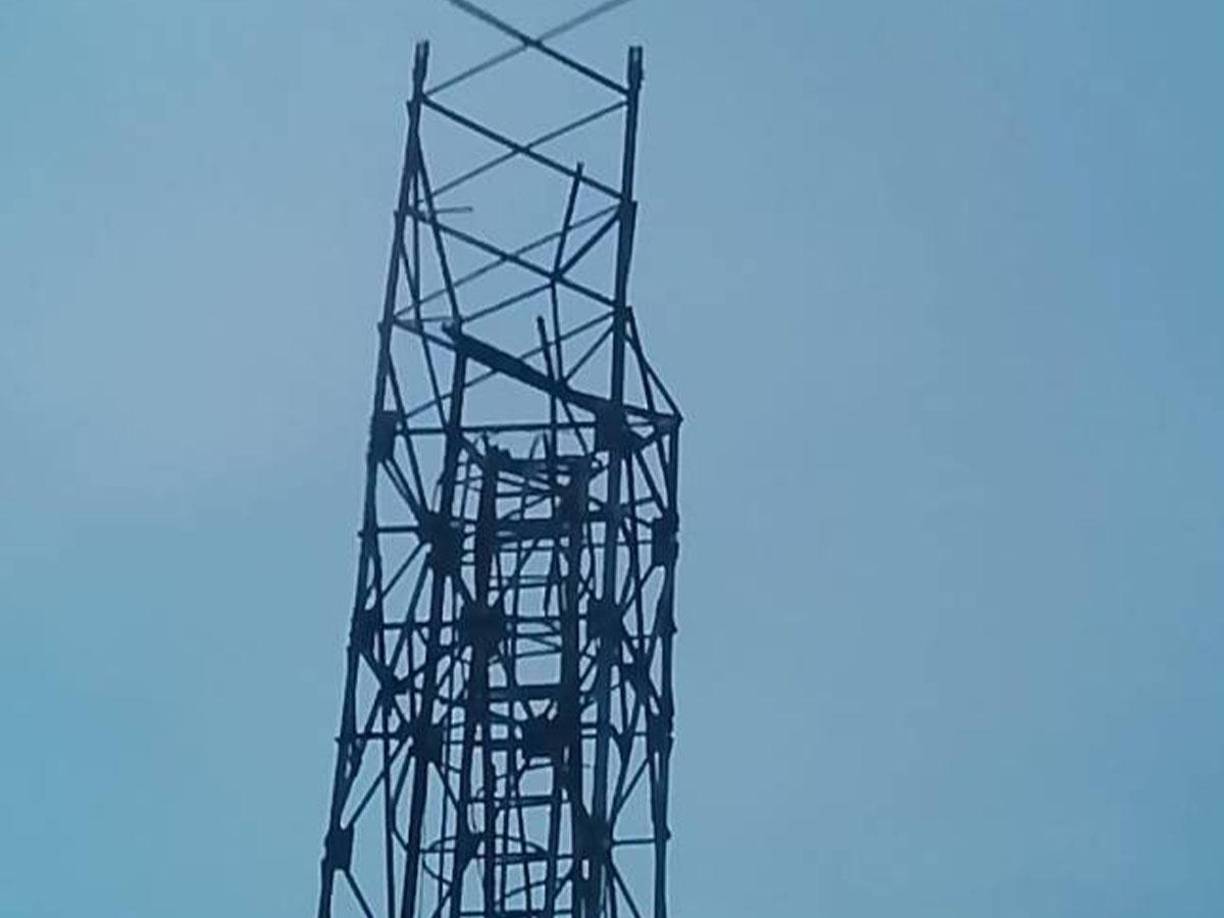 Lugareños reportan que la estructura cedió por las fuertes ráfagas de viento, que por suerte direccionó el objeto hacia el interior del recinto.