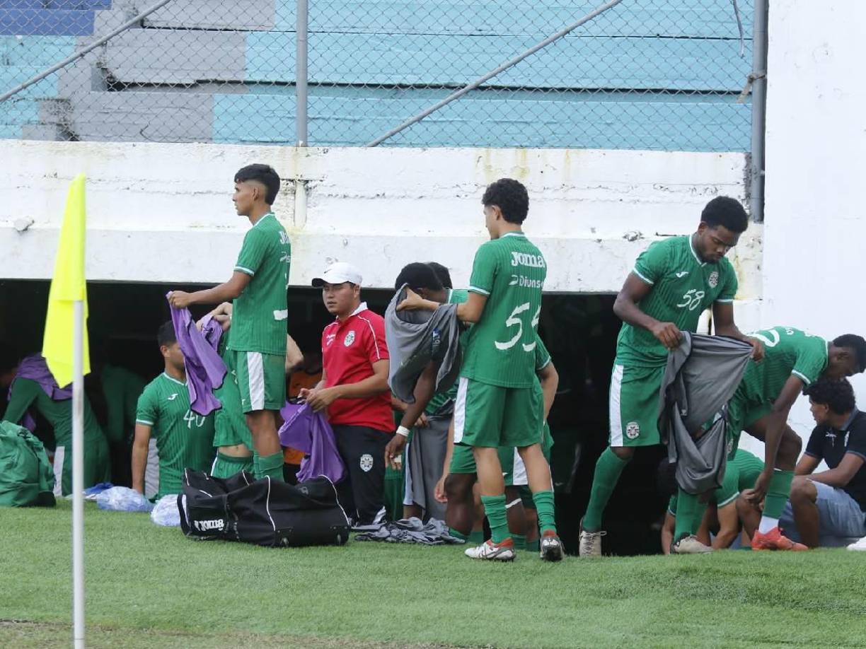 Ambas plantillas tuvieron que hacer cambio de sus uniformes fuera del camerino.