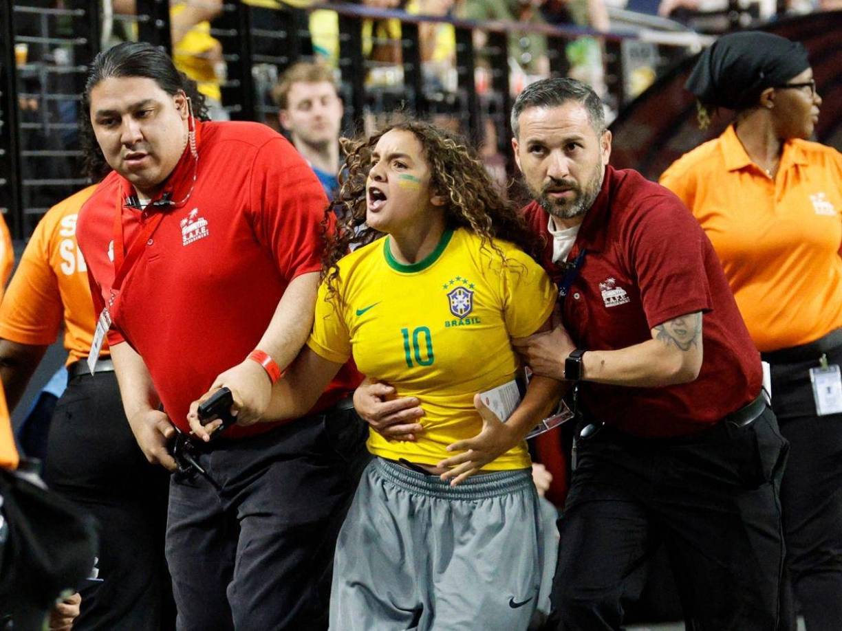 La euforia de esta chica tras intentar ingresar al terreno de juego.