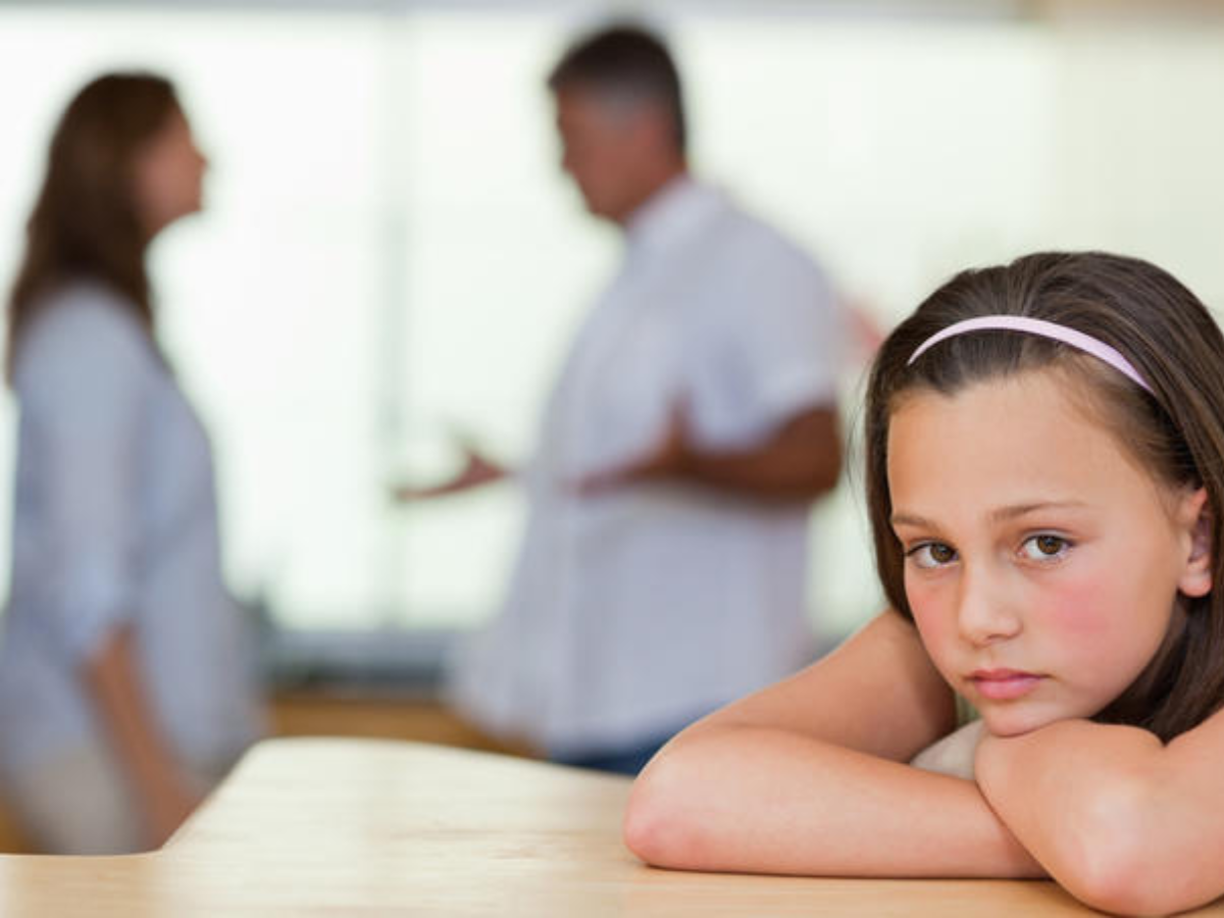 2. La guarda y cuidado de los menores (mejor conocida como «custodia de los hijos» o con quien vive el menor).