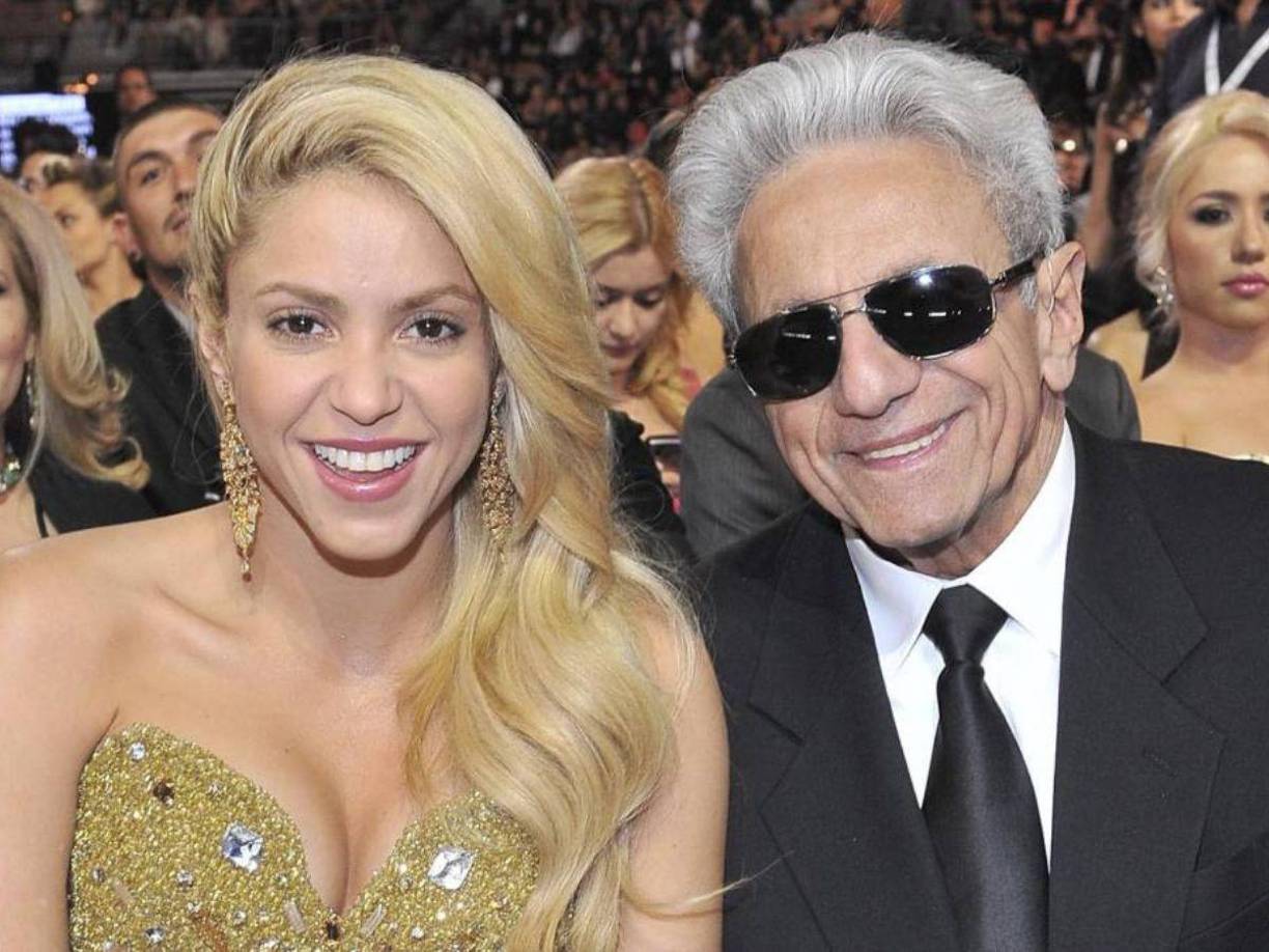 La cantante colombiana Shakira fue captada este sábado arribar a su ciudad natal, Barranquilla, Colombia de emergencia, esto por complicaciones de salud de su padre William Mebarak.