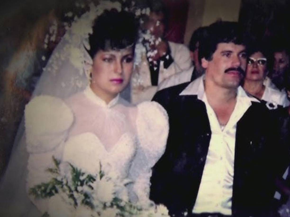 El 2 de julio de 2007, justo en el cumpleaños número 18 de Emma, la pareja contrajo matrimonio. La ceremonia, según reportó Proceso, fue un evento privado que duró tres días, en el que participaron familiares cercanos y miembros del Cártel de Sinaloa. Las calles de Canelas fueron resguardadas por hombres armados, mientras se celebraba el enlace entre el narcotraficante y la joven reina de belleza.