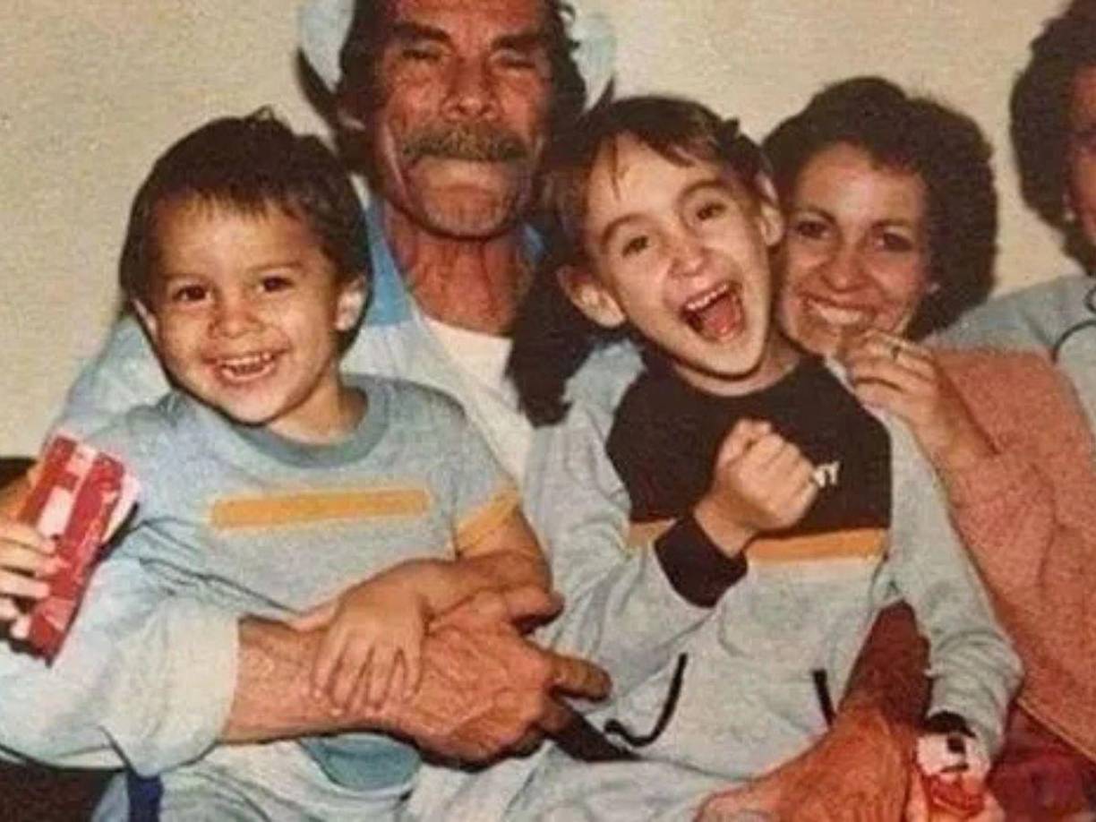 A pesar de su fama, Ramón Valdés fue una persona reservada sobre su vida privada. Padre de 10 hijos, enfrentó numerosos desafíos personales, desde carencias económicas hasta una batalla contra el cáncer de estómago, que finalmente le arrebató la vida. En una reciente entrevista con la periodista Matilde Obregón, uno de sus hijos compartió conmovedores detalles sobre los últimos años de su padre.